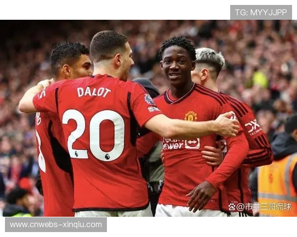 曼市德比球迷横幅致敬卡里克,临时主帅首秀氛围热烈